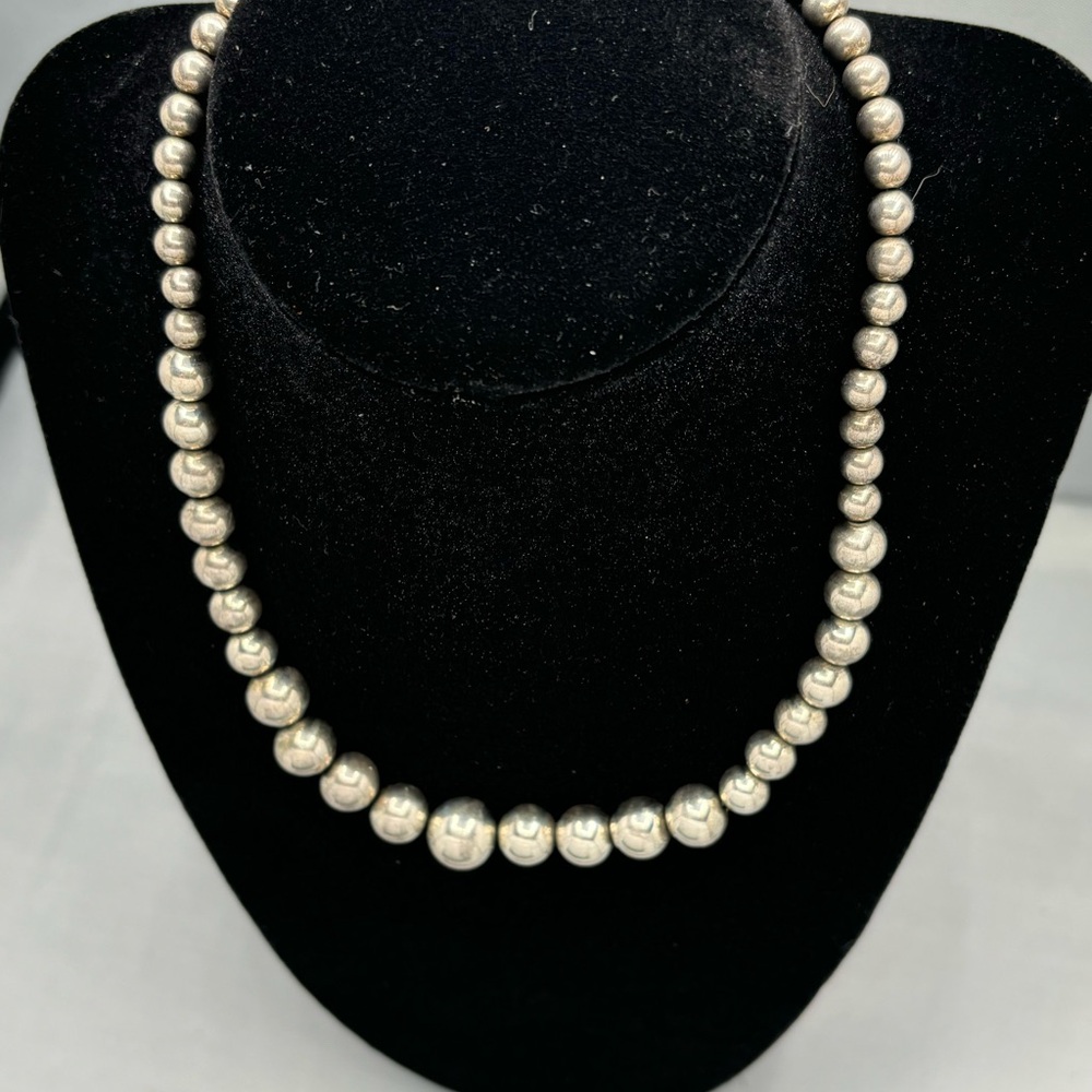 Elegant Navajo Silver Beaded Necklace - Picture 4 of 5